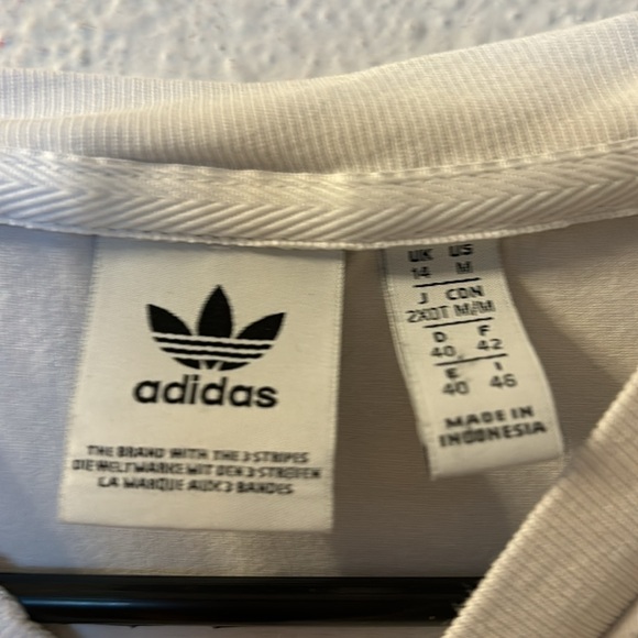 Adidas basic graphic tee size medium - Picture 3 of 6